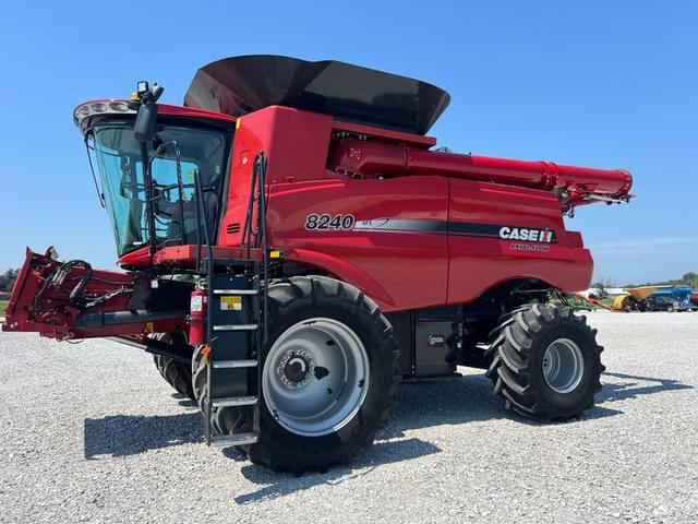 Image of Case IH 8240 equipment image 2
