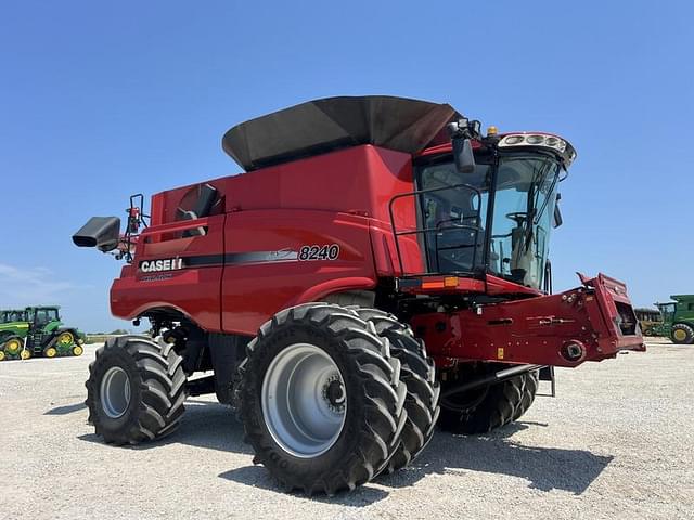 Image of Case IH 8240 equipment image 1