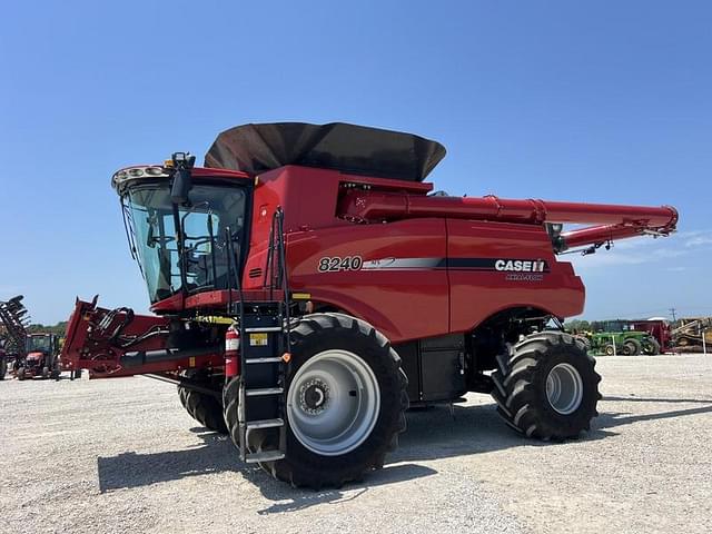 Image of Case IH 8240 equipment image 3