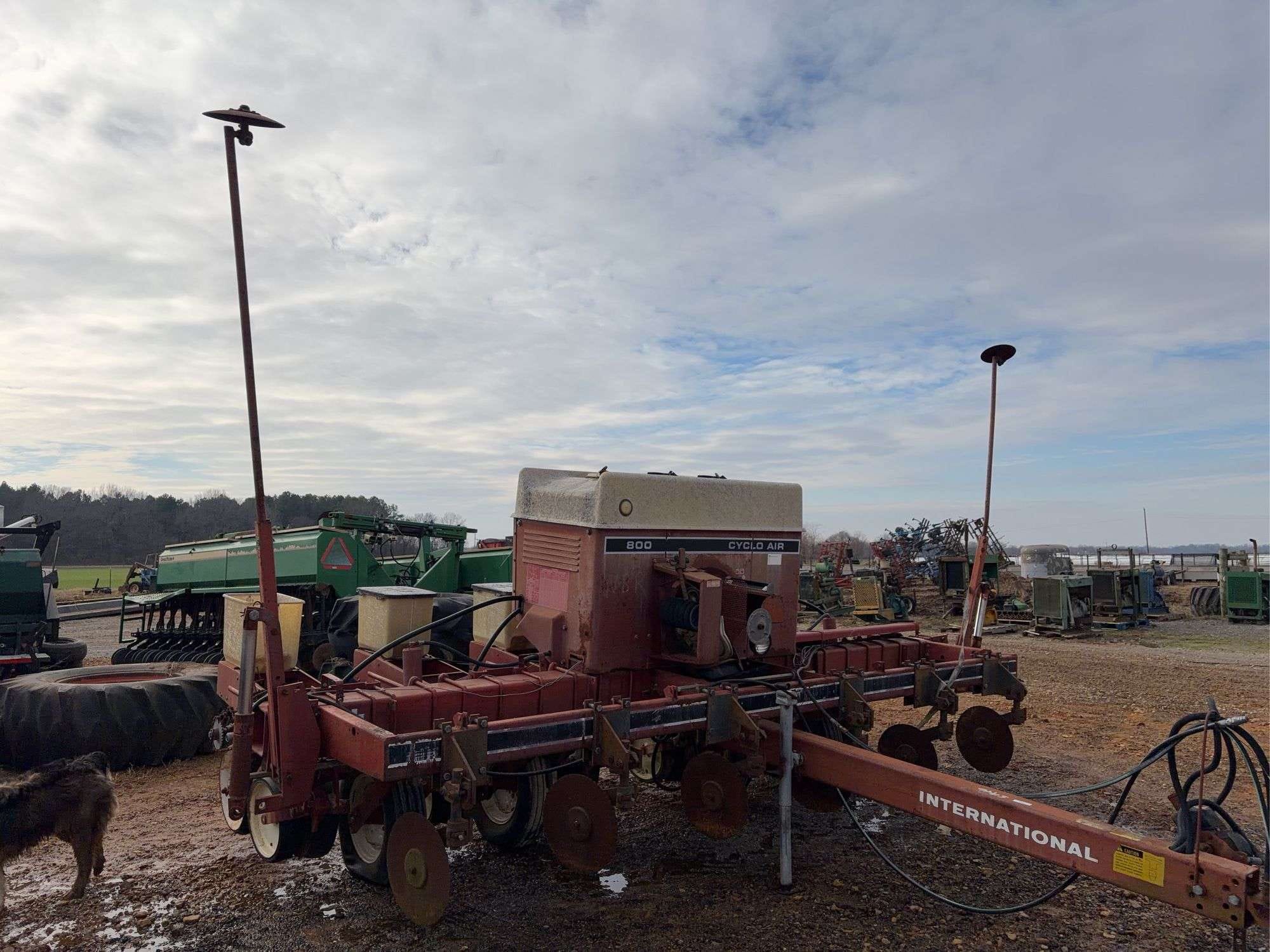 International Harvester 800 Equipment Image0
