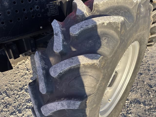 Image of Case IH Farmall 100C equipment image 4