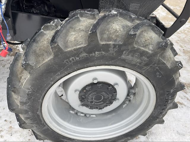 Image of Case IH Farmall 65A equipment image 3