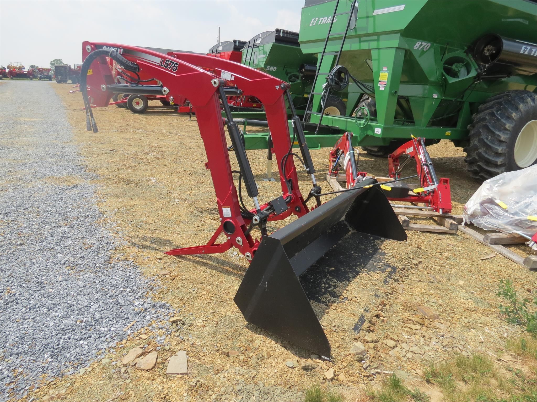 Case IH L575 Equipment Image0