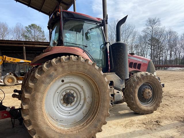 Image of Case IH Magnum 220 equipment image 2