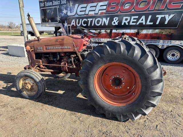 Image of International Harvester 300 equipment image 1