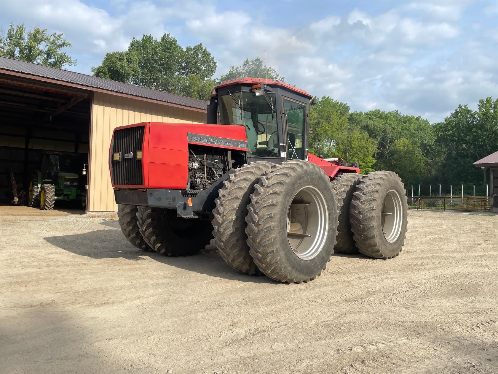 300 - 424 HP Tractors image