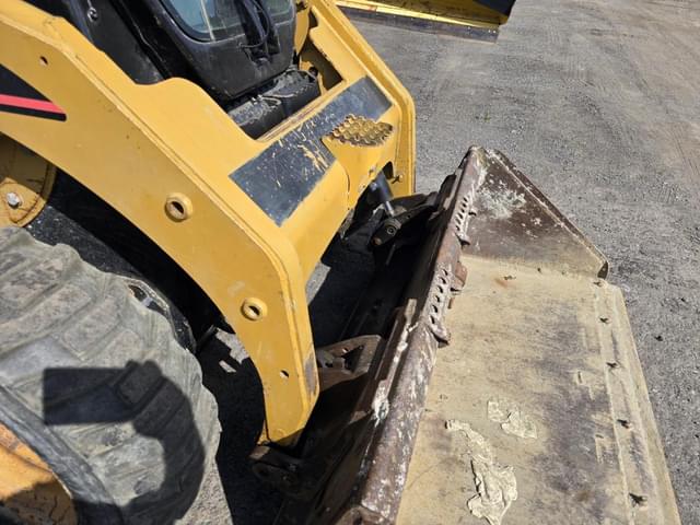 Image of Caterpillar 226B equipment image 2
