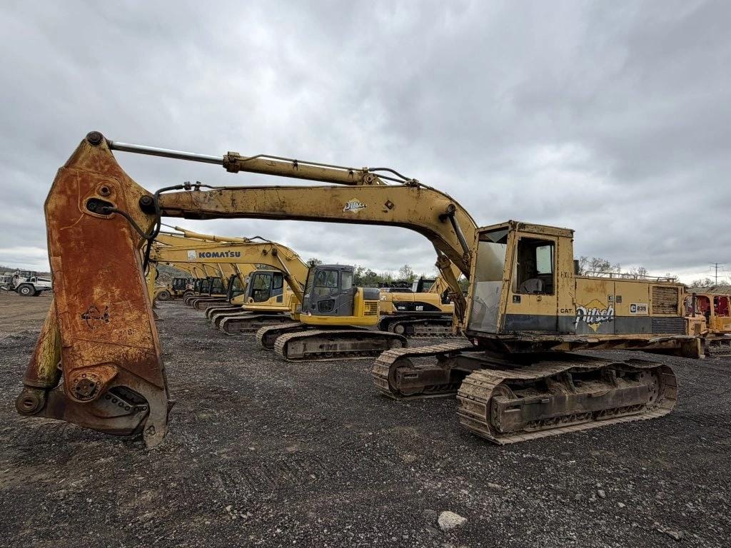 Caterpillar 235 Equipment Image0