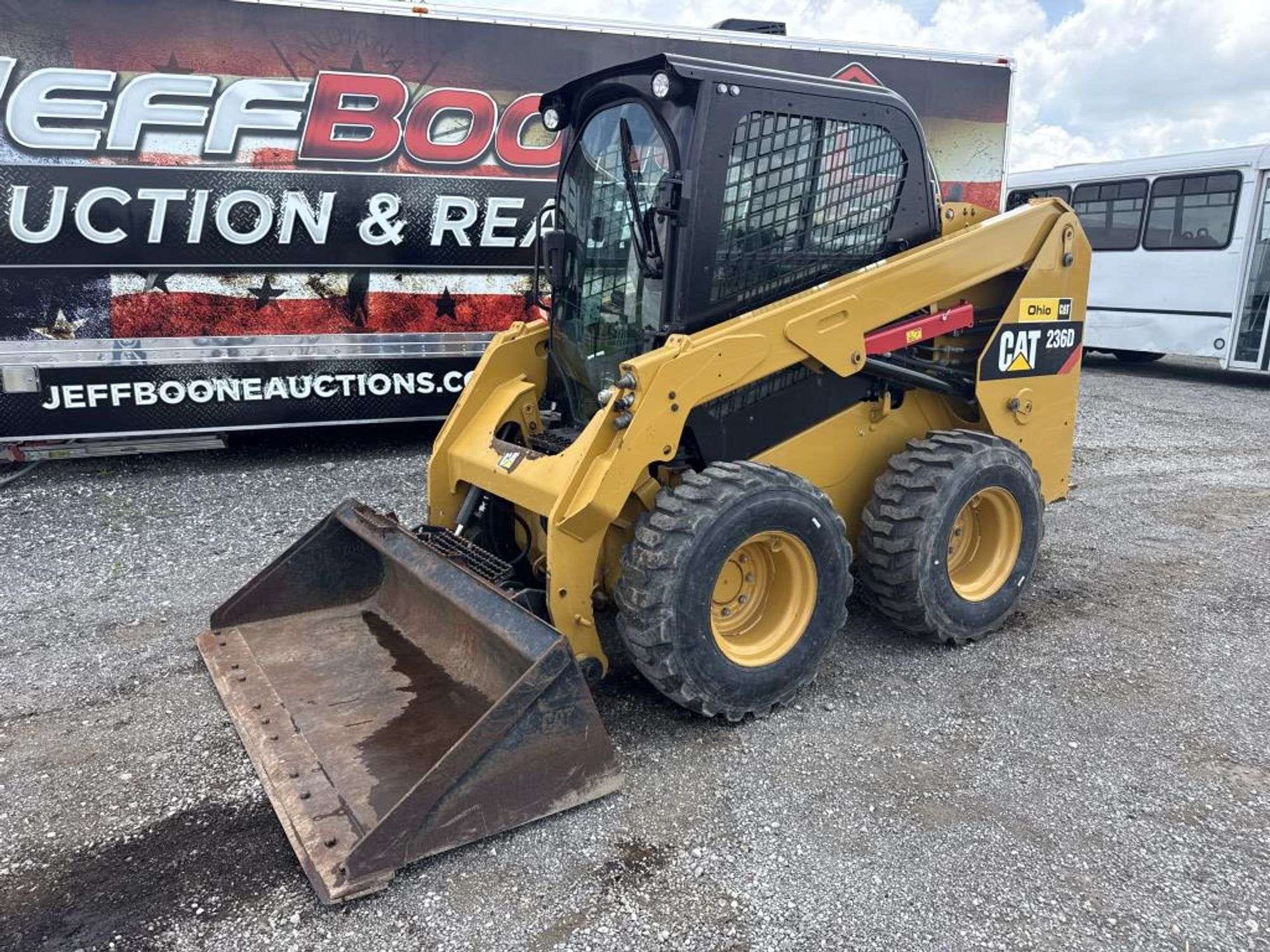 Caterpillar 236D Equipment Image0