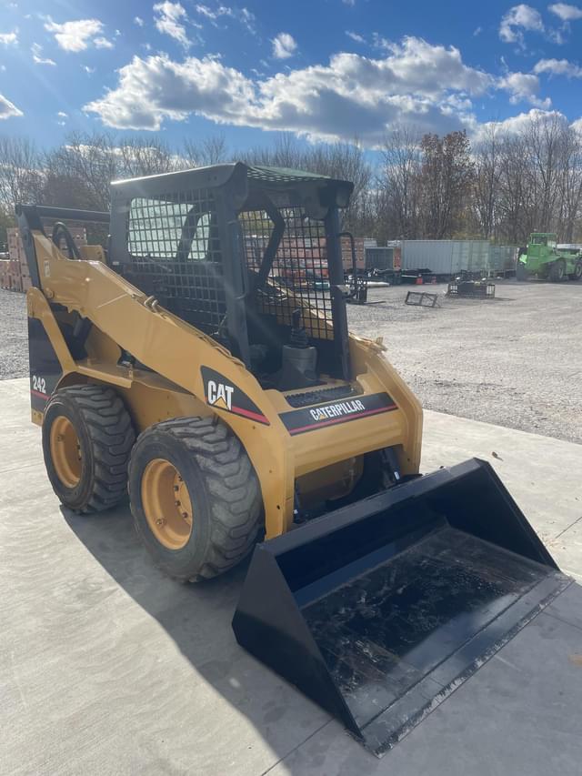 Image of Caterpillar 242 equipment image 1