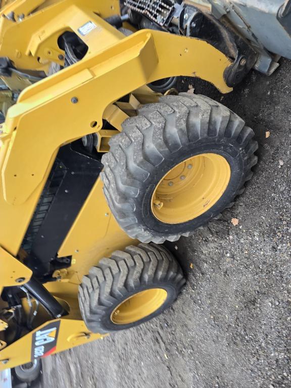 Image of Caterpillar 242D equipment image 3