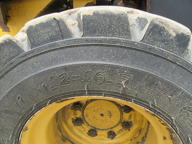Image of Caterpillar 242D3 equipment image 4