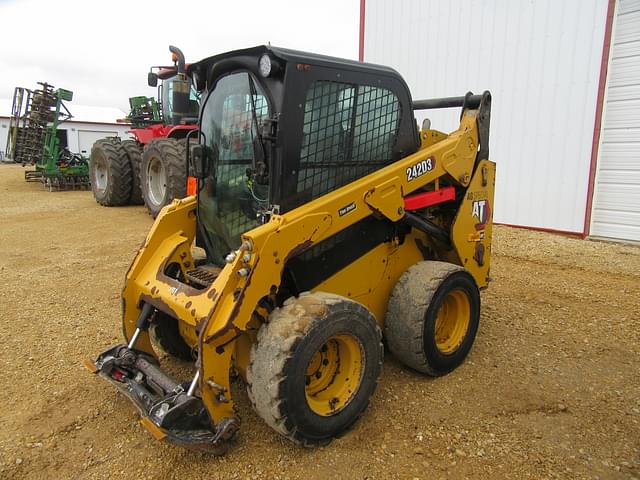 Image of Caterpillar 242D3 equipment image 2