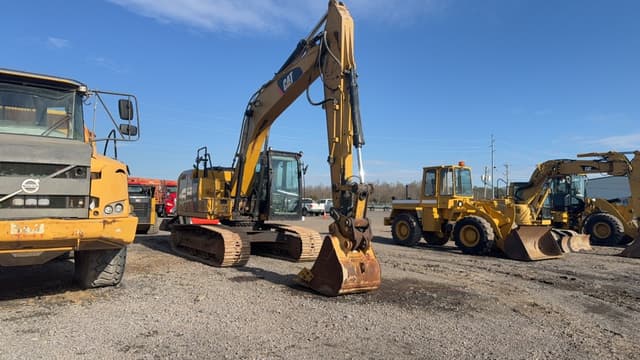 Image of Caterpillar 318FL equipment image 2