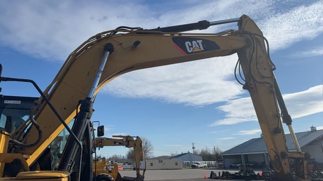 Image of Caterpillar 318FL equipment image 3