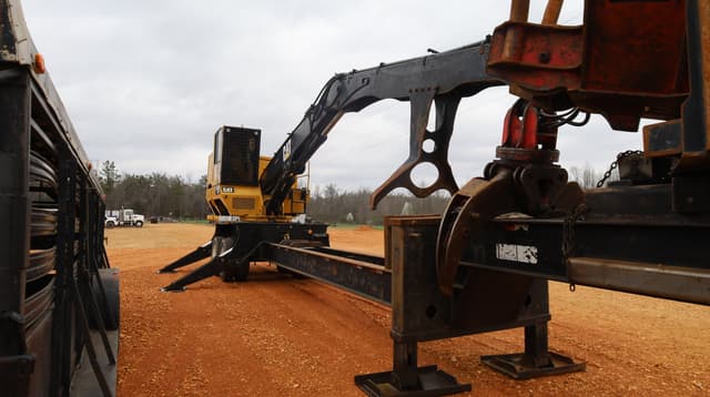 Image of Caterpillar 559C equipment image 2