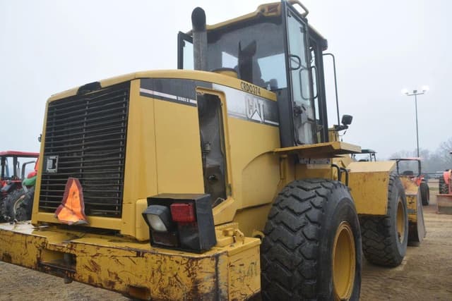 Image of Caterpillar 938G equipment image 2
