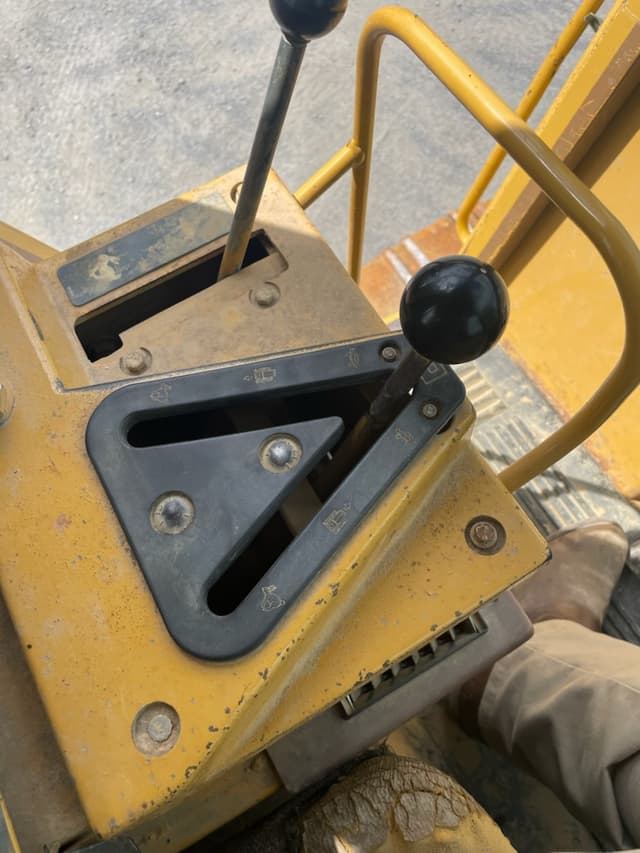 Image of Caterpillar 963B equipment image 4
