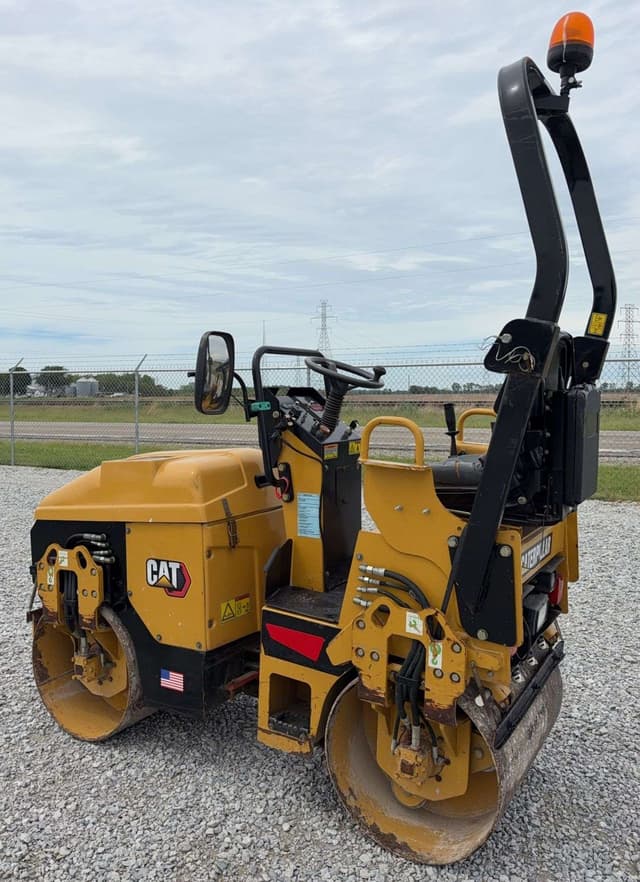 Image of Caterpillar CB-114 equipment image 2