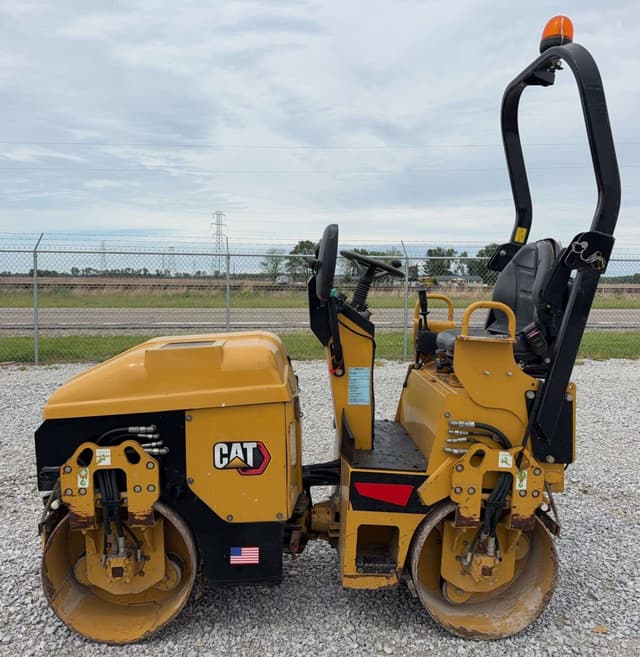 Image of Caterpillar CB-114 equipment image 1