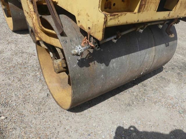 Image of Caterpillar CB224C equipment image 4