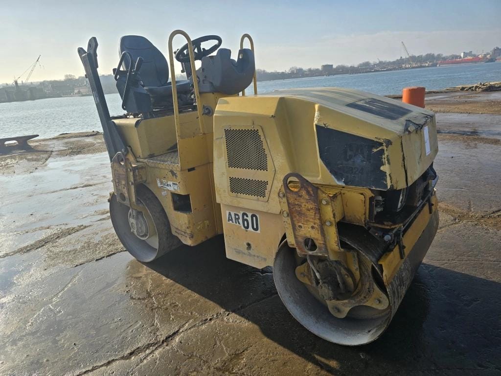 Caterpillar CB24 Equipment Image0