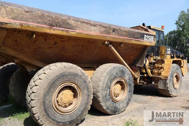 Image of Caterpillar D250E equipment image 3