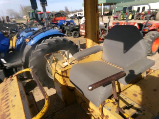 Image of Caterpillar D3 equipment image 4