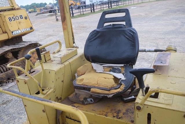 Image of Caterpillar D3B equipment image 4