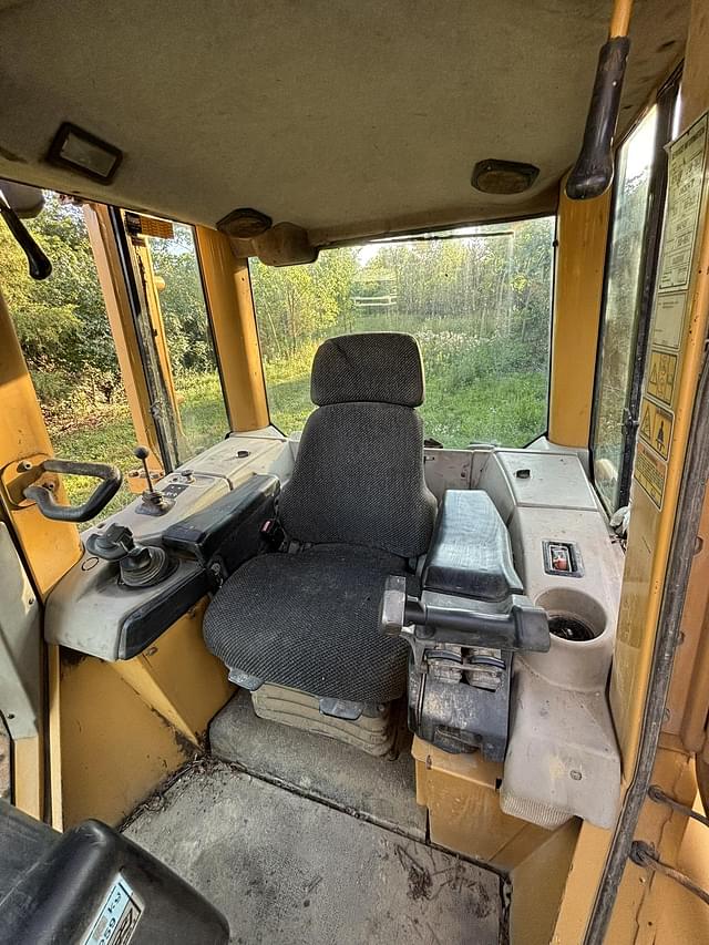 Image of Caterpillar D5 equipment image 4