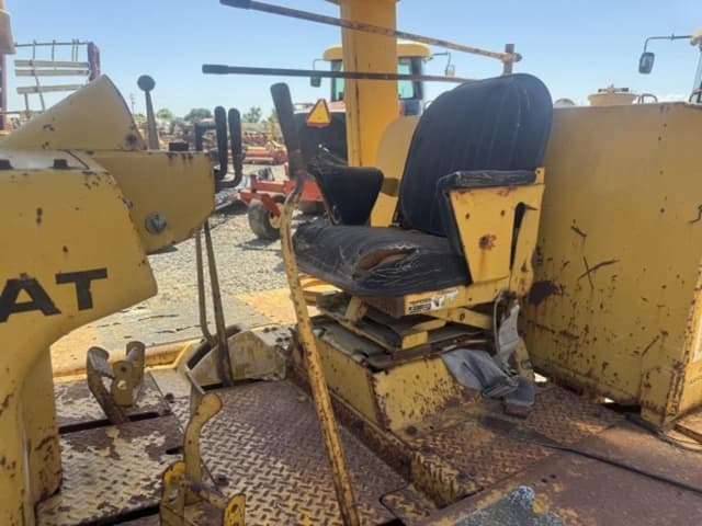 Image of Caterpillar D5 equipment image 3