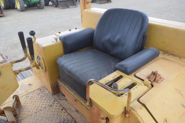 Image of Caterpillar D5B equipment image 4