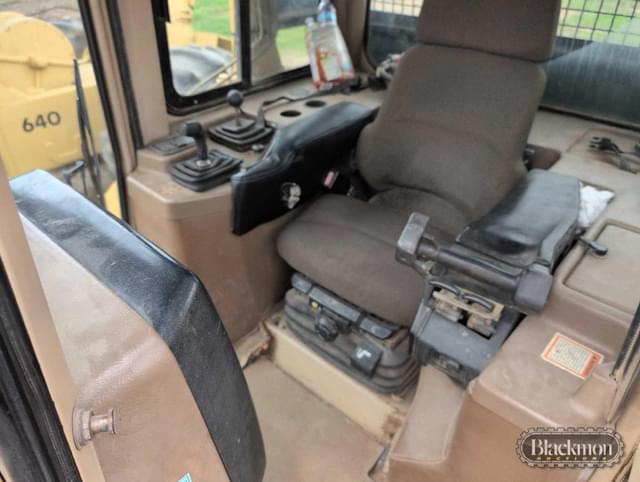 Image of Caterpillar D5M equipment image 3