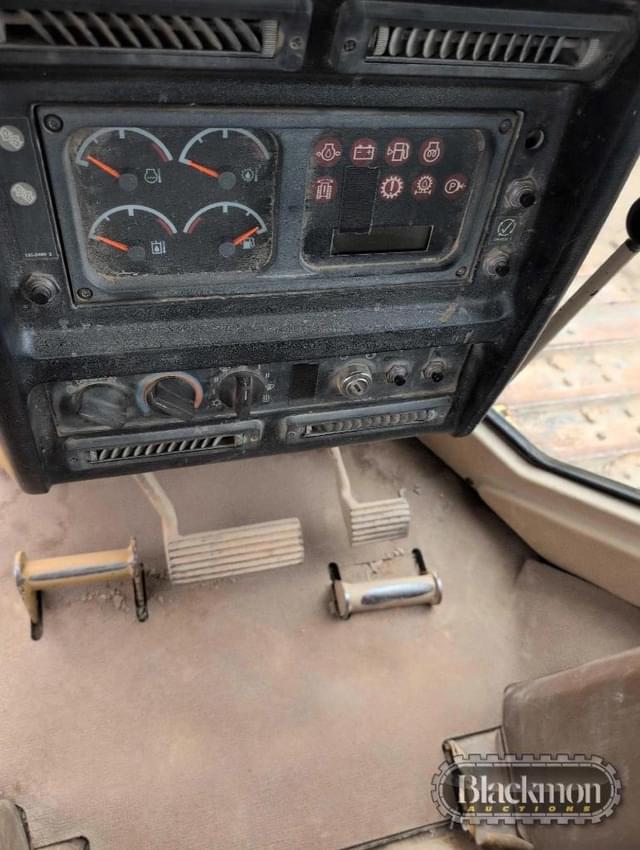 Image of Caterpillar D5M equipment image 4