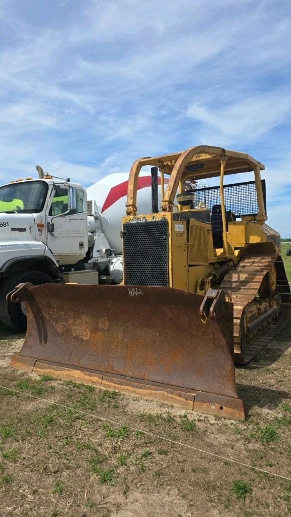 Caterpillar D5M Equipment Image0