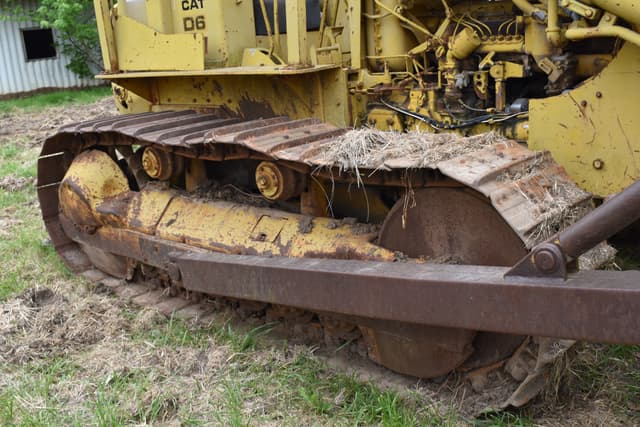 Image of Caterpillar D6 equipment image 4