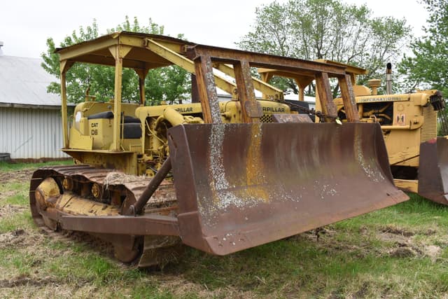 Image of Caterpillar D6 equipment image 2
