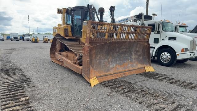 Image of Caterpillar D6T equipment image 2