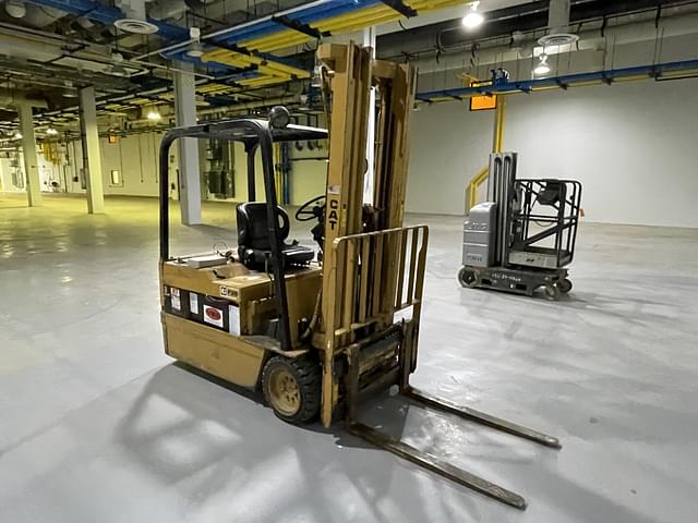 Image of Caterpillar F35 equipment image 2