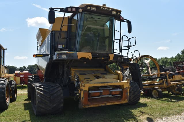Image of Caterpillar Lexion 585R equipment image 2