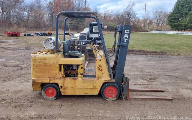 Image of Caterpillar T50B equipment image 4