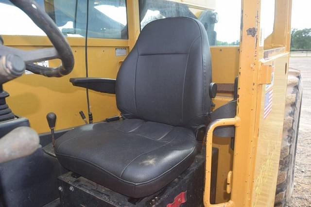 Image of Caterpillar TL943 equipment image 4