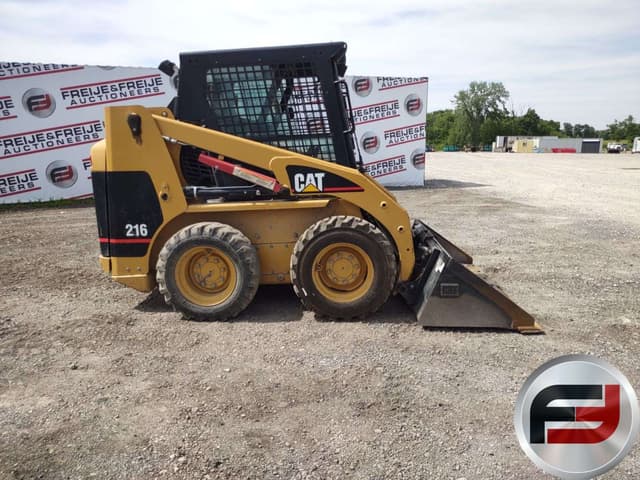 Image of Caterpillar 216 equipment image 3