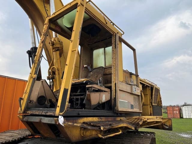 Image of Caterpillar 235 equipment image 4