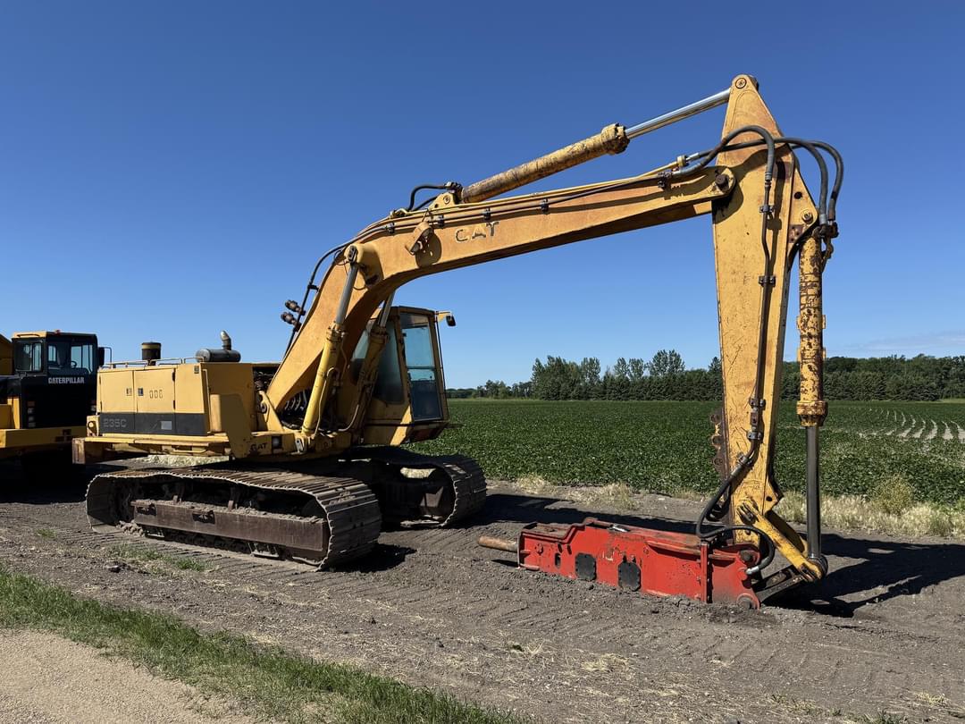 Image of Caterpillar 235C Primary image