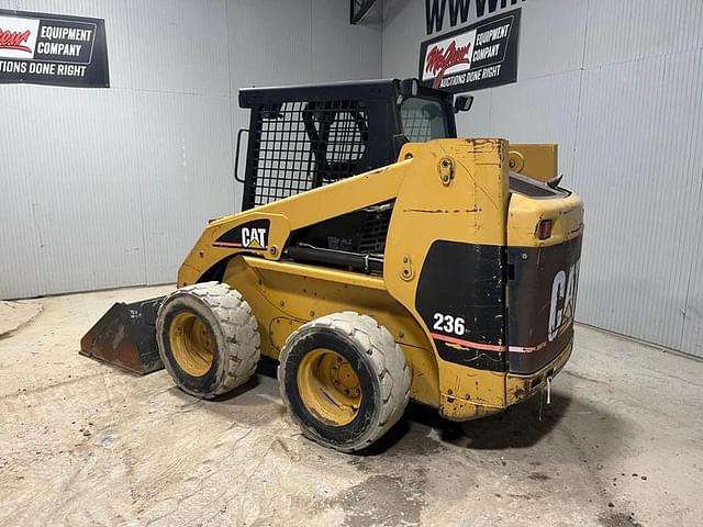 Image of Caterpillar 236 equipment image 2