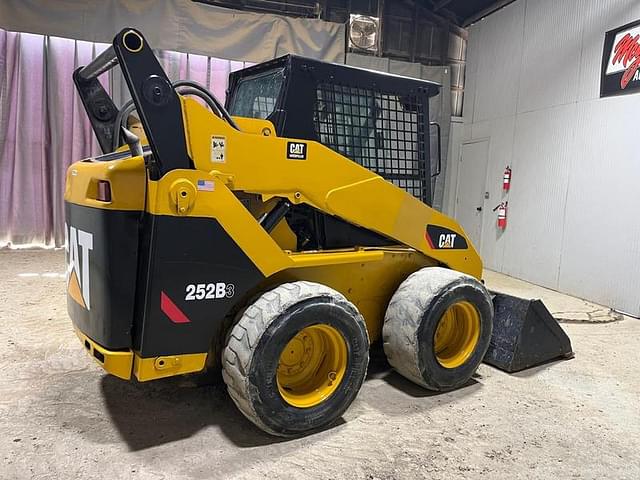 Image of Caterpillar 242B equipment image 4