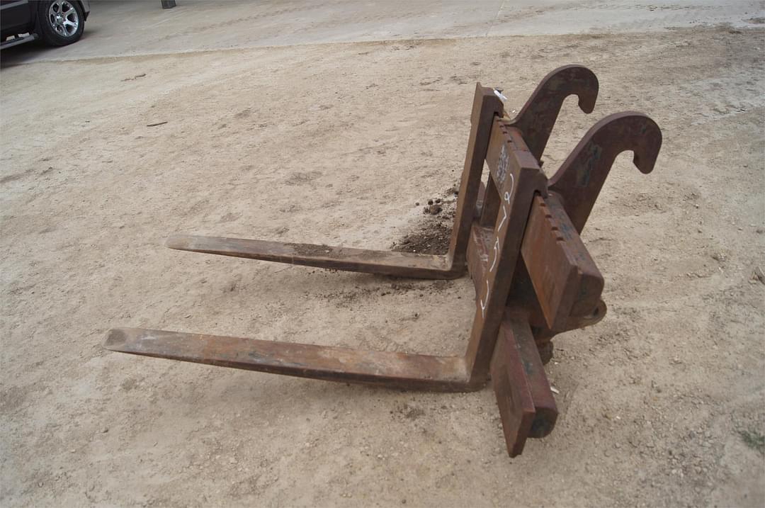 Image of Caterpillar Pallet Forks Image 1