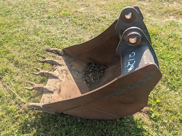 Image of Caterpillar Backhoe Bucket equipment image 2
