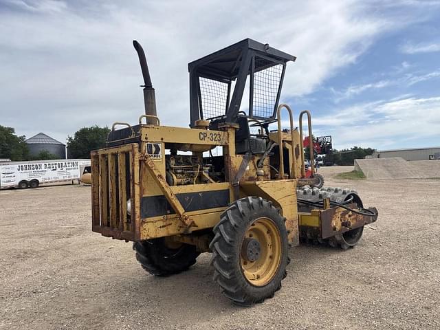 Image of Caterpillar CP-323 equipment image 4